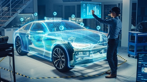 Ingénieur automobile utilisant un casque de réalité virtuelle pour analyser et améliorer le modèle 3D d'une voiture électrique virtuelle. La visualisation graphique 3D montre un prototype de véhicule entièrement développé, analysé et optimisé.