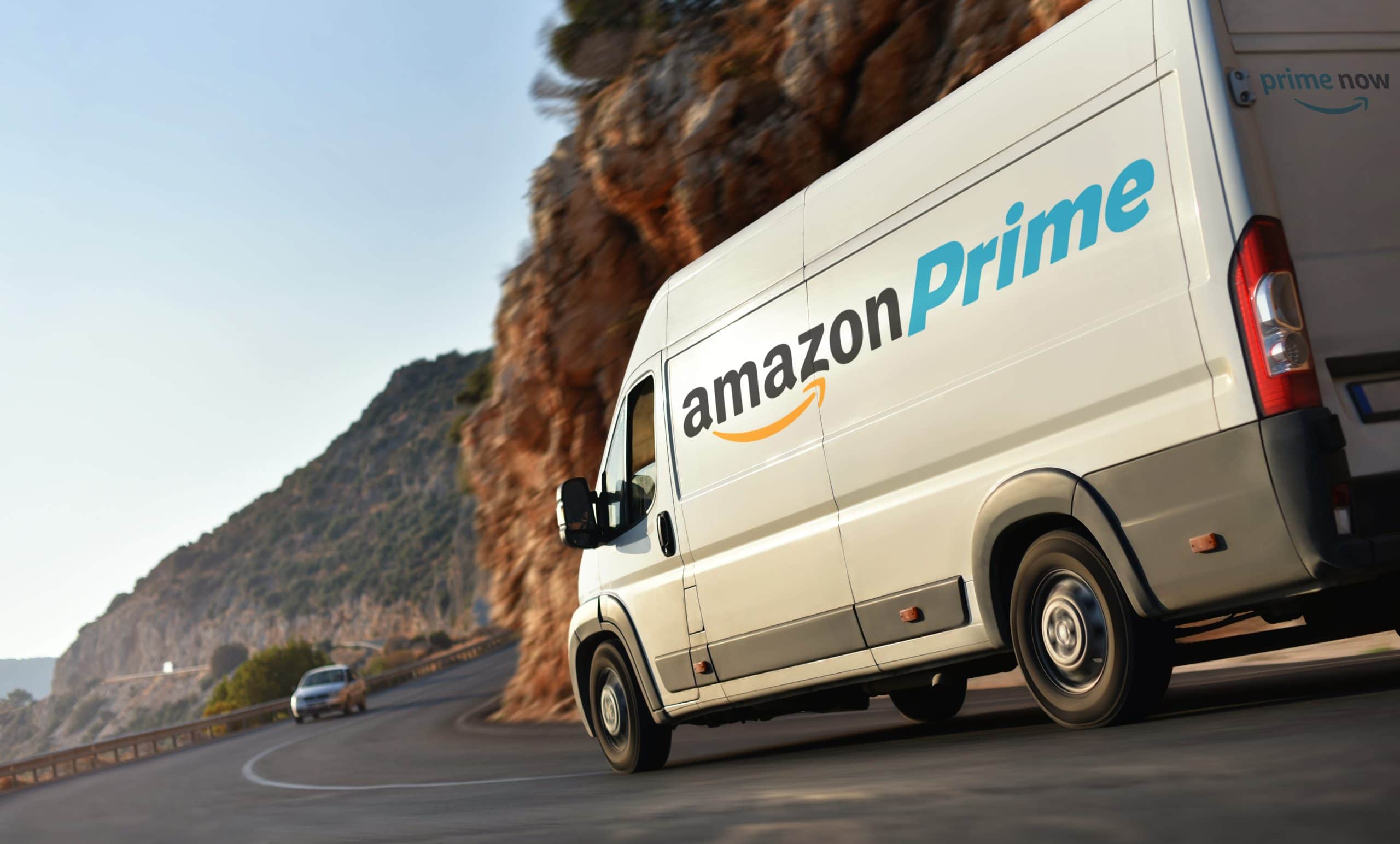 Véhicule utilitaire Amazon Prime blanc