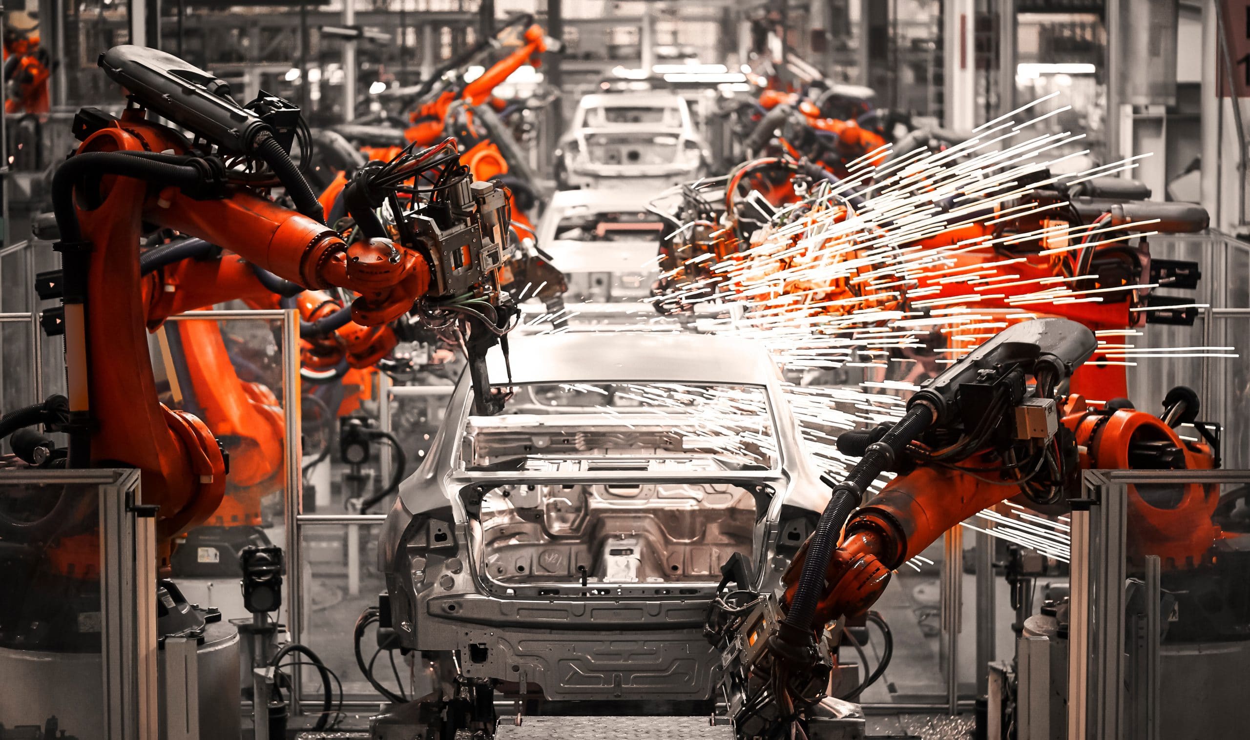 bras mécaniques des robots sur une chaine de montage automobile