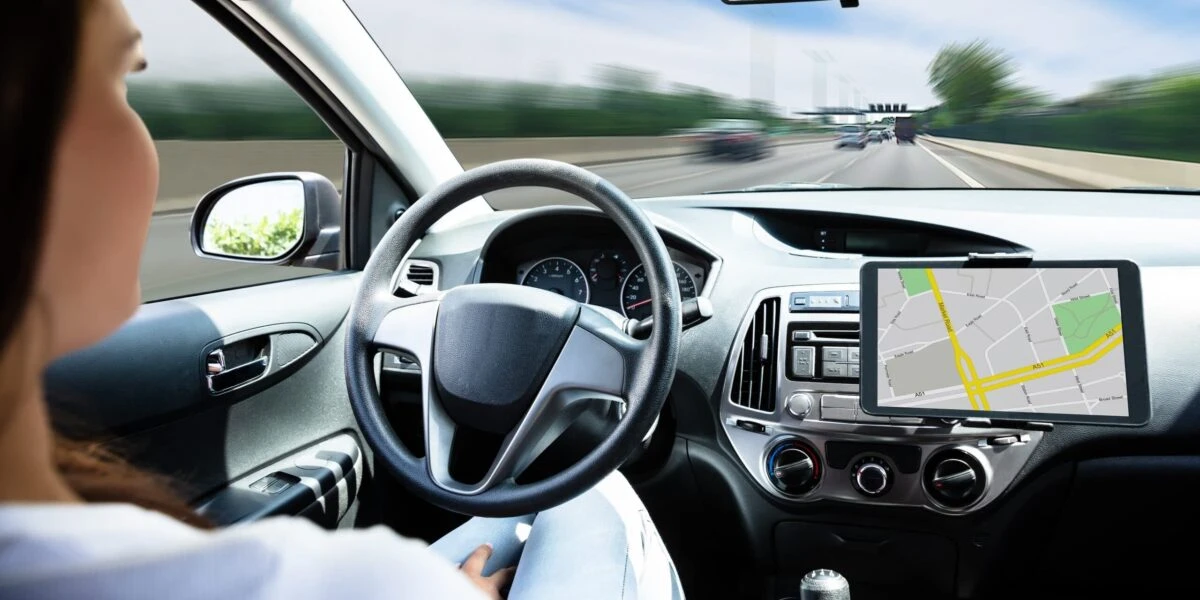 femme qui conduit une voiture autonome
