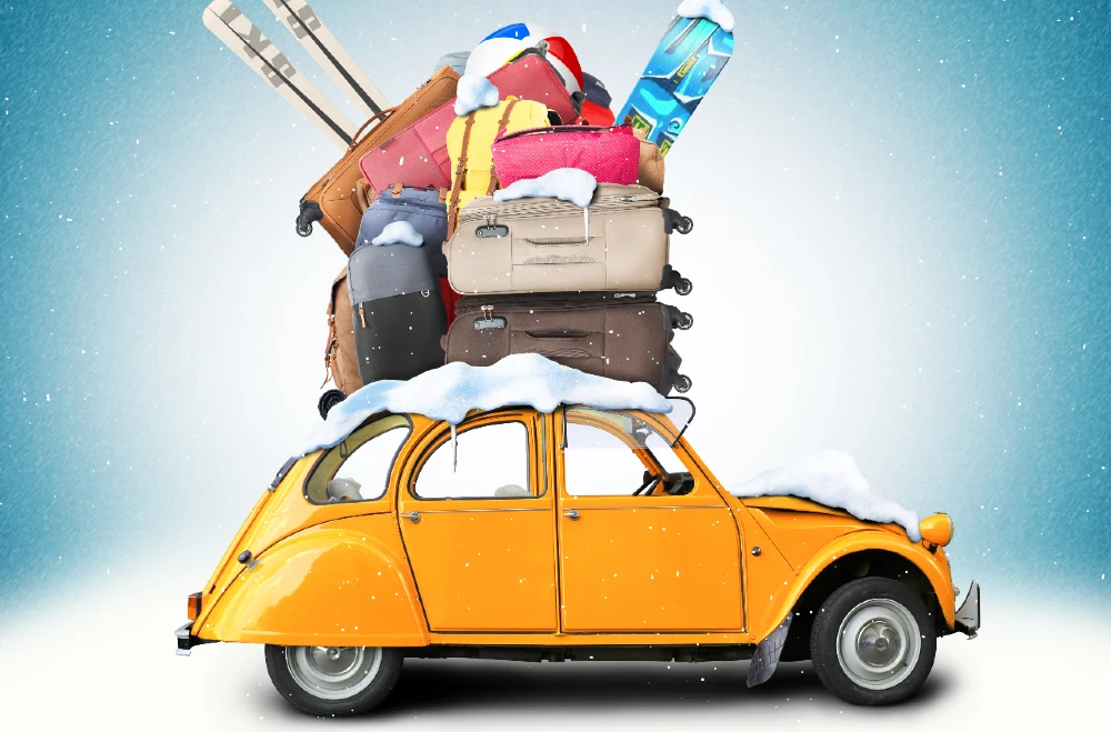voiture chargée d'équipements pour les vacances hiver
