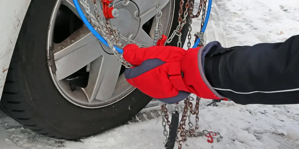 mettre une chaine neige sur sa voiture