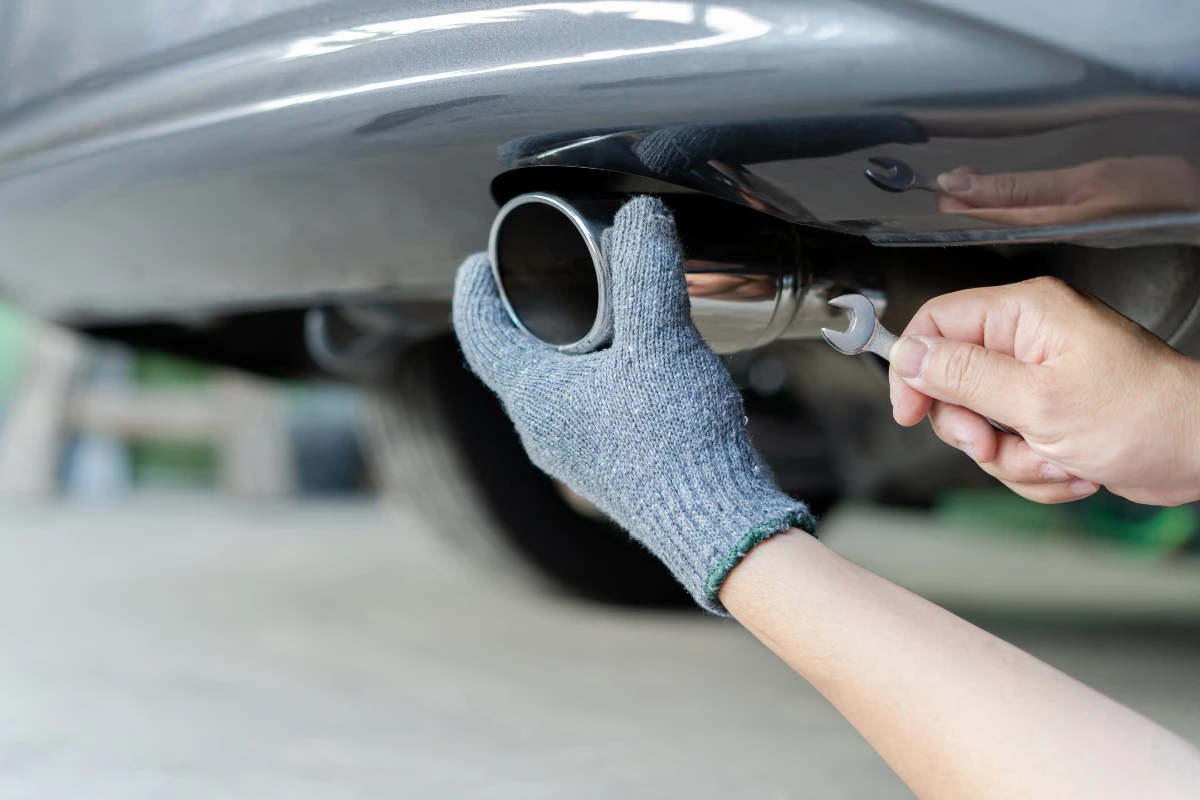 réparer le pot d'échappement de sa voiture