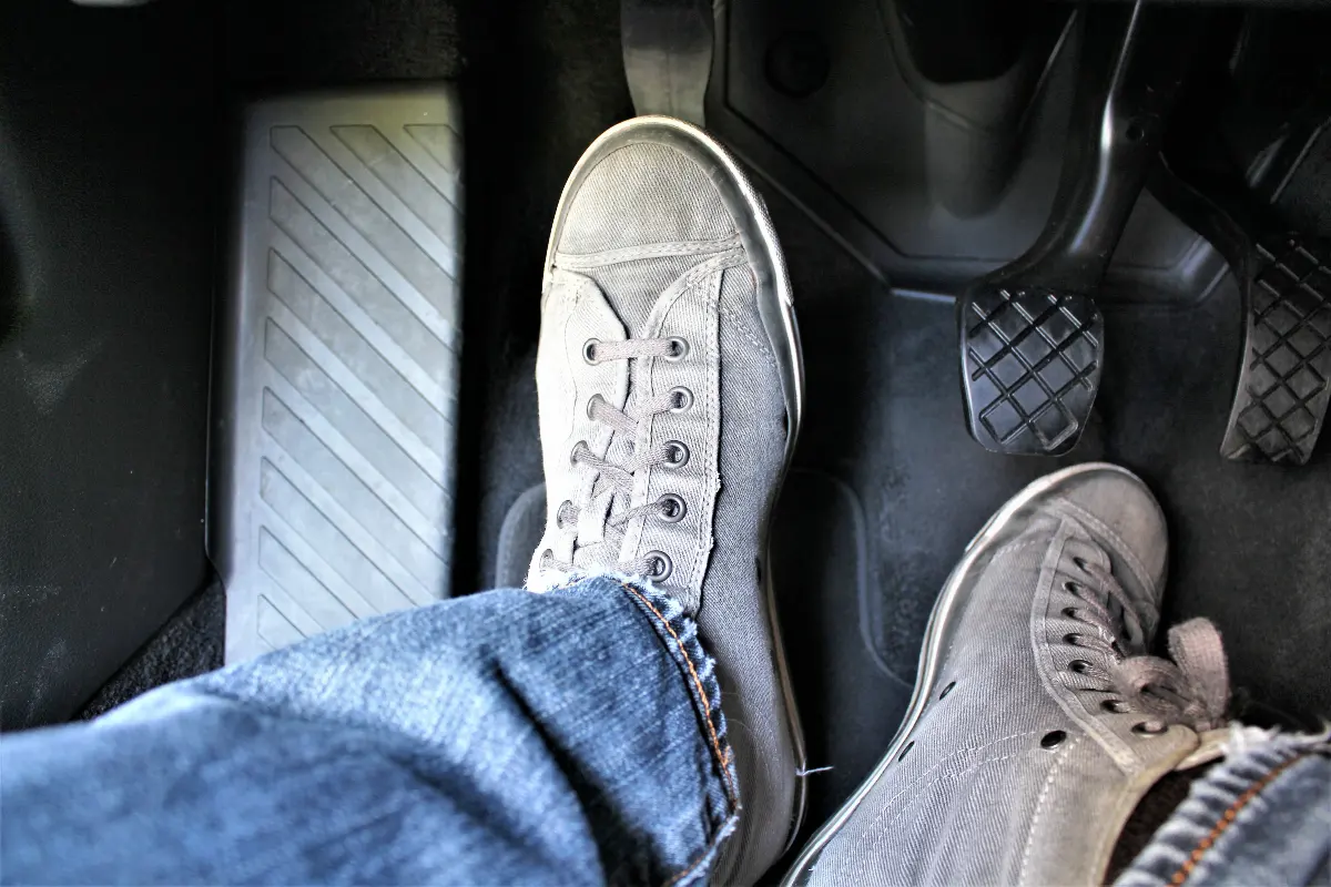 3 pédales de voiture