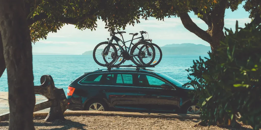 porte vélo de toit sur une voiture