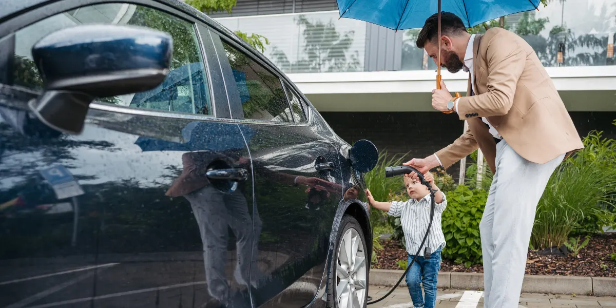 Recharger batterie voiture avec câble sous la pluie