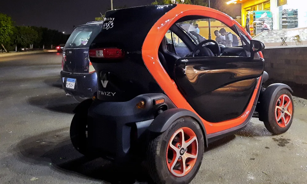 voiture sans permis garée sur un parking