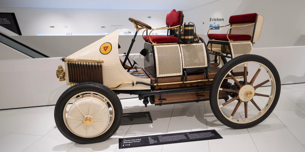 première voiture hybride par Porsche