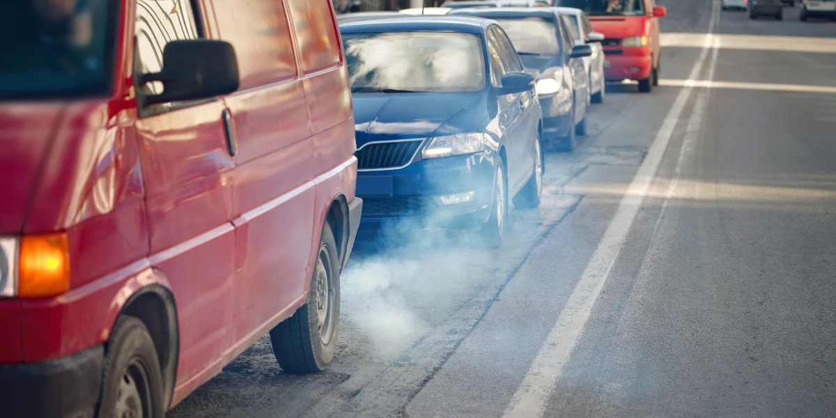 fumée bleue échappement voiture
