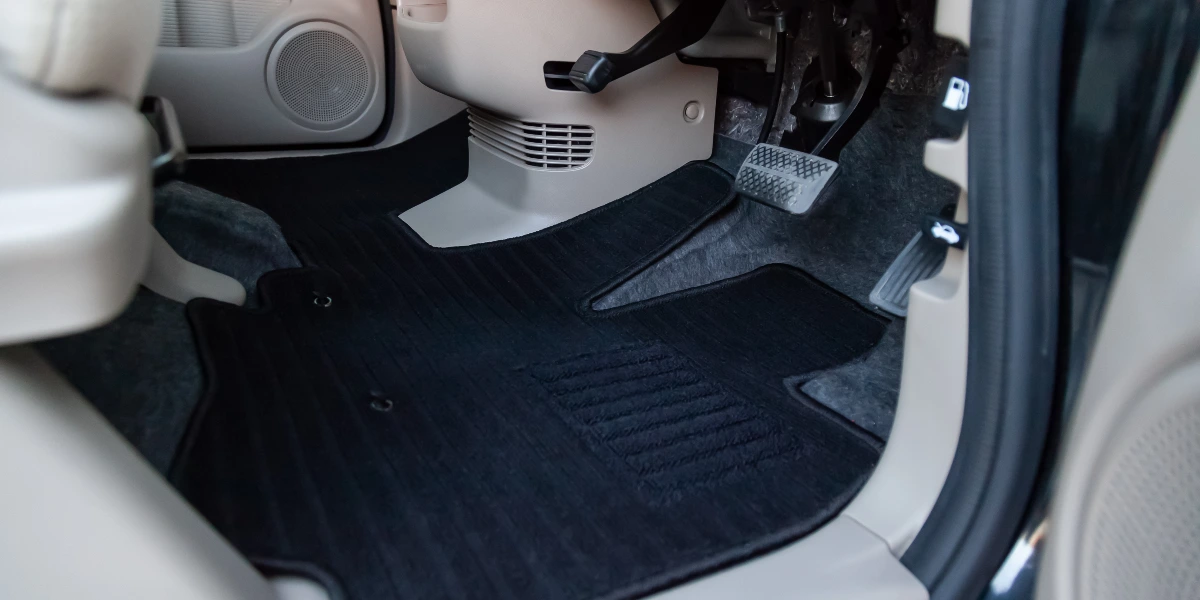 fixer un tapis de sol de voiture