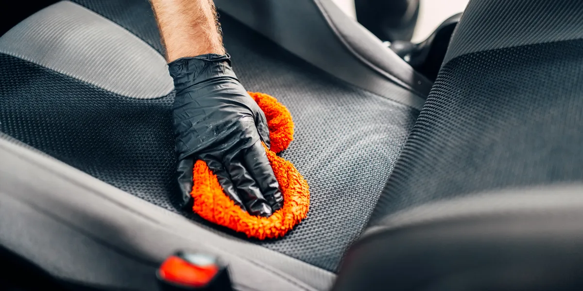 nettoyer un siège de voiture efficacement