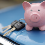 tirelire sur capot voiture